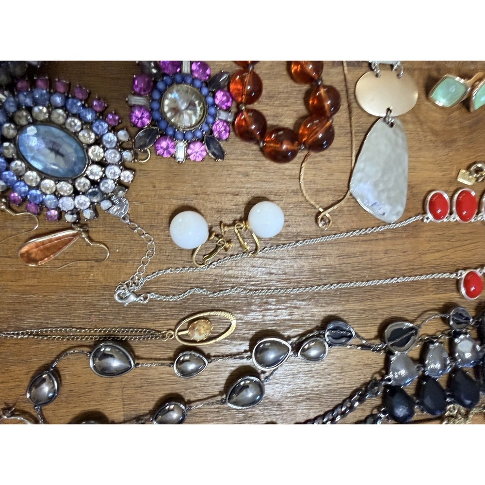 Vintage Modern Costume 99 Pieces Jewelry Lot Signed Necklace Earrings Broach - Picture 13 of 16
